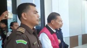 Saat Direktur Utama Bank Jambi Langsung Digiring ke Mobil Tahanan 