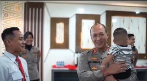 Senyum Kapolda Sumsel ke Dua Perwira Temukan Bayi di Trotoar hingga Diangkat Jadi Anak: Kamu Rawat y