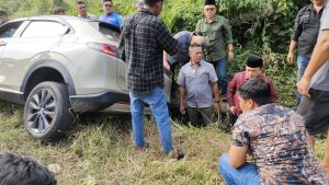 Rombongan Gubernur Jambi Mendadak Stop di Jalan, Bantu Evakuasi Mobil Kecelakaan 