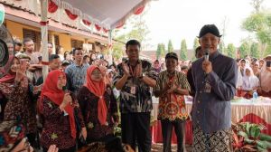 Ganjar Diminta Buat Skema Naikkan Gaji Guru
