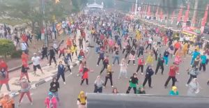 Ribuan Masyarakat Jambi Ikuti Senam Hajar Serangan Fajar, Kini Bus KPK Parkir di DPRD 