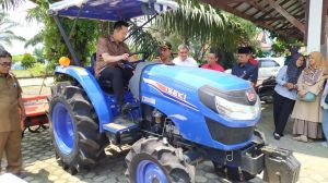 Ihsan Yunus Serahkan Bantuan Mesin Pertanian Senilai 2 Miliar Rupiah