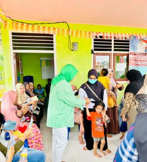 Nasta Bagikan Masker dan Vitamin ke Balita dan Ibu di Desa Mekar Jaya Muarojambi