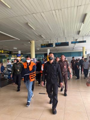 Dikawal KPK, Hasani Hamid Cs Tiba di Jambi