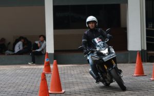 Tips Aman Berkendara saat Melewati Persimpangan dari Honda Sinsen