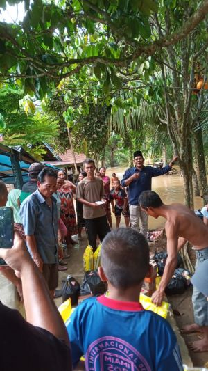 Al Mashuri Berjibaku Bantu Warga Terdampak Banjir di Tebo, hingga Beri Sembako