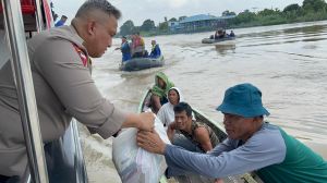 Naik Kapal, Polda Jambi Sisir Sungai Batanghari Berikan Sembako Pada Masyarakat