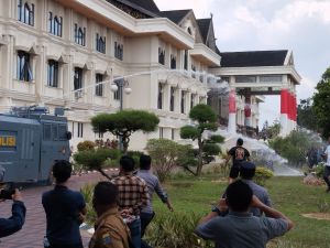 Sopir Batu Bara Mengamuk, Sejumlah Fasilitas Milik Kantor Gubernur Jambi Rusak Parah