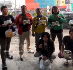 Relawan Edi Purwanto Bagikan Tumpeng ke Ojek Hingga Anak Punk, Warga: Selamat Ulang Tahun Bu Mega