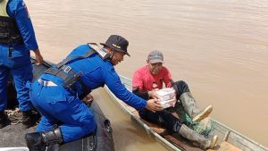 Program Jumat Berbagi, Polda Jambi Berikan 500 Makanan Pada Warga Ditepian Sungai Batanghari