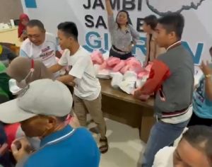 Sosialisasi Program, Relawan Prabowo-Gibran Bolone Mase Bagikan Makan Siang ke Warga Kota Jambi