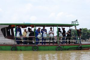 Jaga Ekosistem Ditpolairud Polda Jambi Tebar 20 Ribu Benih Ikan di Danau Sipin