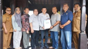 Serahkan Rekomendasi Monev ke Bupati Tanjabtim, KI Jambi Harap Pertahankan Predikat Informatif
