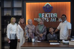 Kisah Dimas, Mahasiswa Difabel Lulus Tercepat, Dibantu Pendidikan S2 Dari Rektor UIN STS Jambi