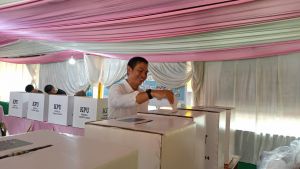 Bupati Batanghari Muhammad Fadhil Arief Nyoblos di TPS 11 