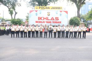 Kapolda Jambi Beri Penghargaan Pada Personil Berprestasi, Ini Nama-namanya