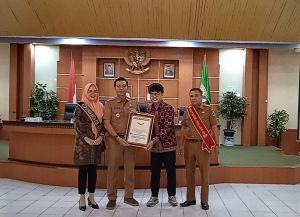 Bupati Batanghari Fadhil Arief Terima Penghargaan Rekor Muri