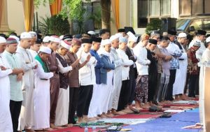 Kapolda-Wakapolda Jambi Kompak Sholat Hari Raya Idul Fitri di Mapolda