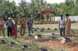 Bupati Tanjab Barat Tinjau TPU Desa Sialang