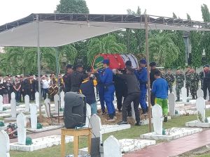 Kapolda Jambi Pimpin Upacara Pemakaman Irjen Pol (Purn) Drs Muchlis AS