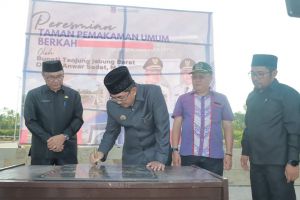 Anggota DPRD Tanjabbar Jamal Dampingi Bupati Anwar Sadat  Resmikan TPU Berkah