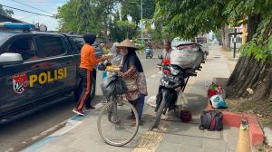 Jumat Berbagi, Polda Jambi Berikan Ratusan Nasi Bungkus ke Warga