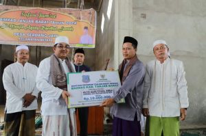 Safari Jumat di Serdang, Bupati Tanjab Barat Serahkan Bantuan