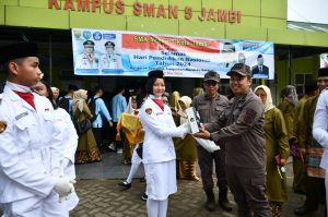 Kejati Jambi Tekankan Kedisplinan Siswa di Upacara Hardiknas 2024, Lexy: Waktu Tak Bisa Dibeli