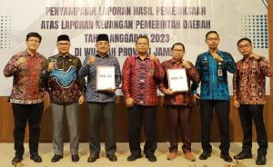 Ketua DPRD Tanjab Barat Hadiri Pemberian Opini WTP dari BPK RI