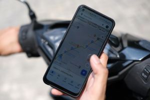 Tips Cari Aman Berkendara Melewati Kondisi Jalan Berlubang