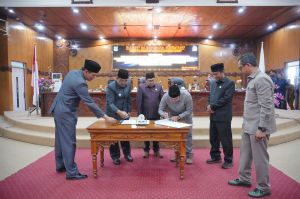 DPRD dan Pemkab Tanjabbar Teken Nota Raperda RTRW dan RPJPD Tahun 2025- 2045