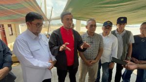 Naik Speedboat, Ketua DPRD Jambi Keliling Tinjau Kerusakan Tiang Jembatan Aurduri 1
