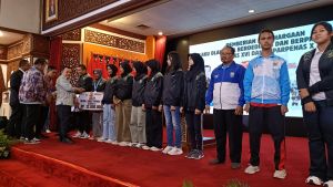 Gubernur Al Haris Serahkan Bonus Kontingen Popnas dan Peparpenas Jambi