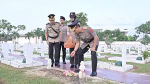 Kapolda Jambi Pimpin Langsung Penaburan Bunga di Makam Pahlawan