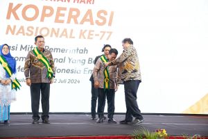 Gubernur Al Haris Terima Penghargaan Bintang Abhinaya Jagadhita dari Dekopin