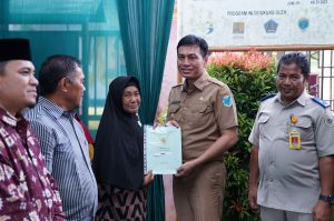 Bupati Batang Hari Serahkan 58 Sertifikat Redistribusi Tanah Tahun 2023