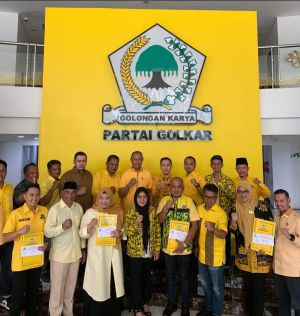 Saniatul Lativa Dampingi Ketua Bappilu Serahkan Rekomendasi Dukungan 4 Pilkada di Jambi