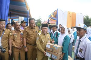 Gubernur Al Haris Serahkan Bantuan Peralatan dan SPP Program Dumisake Pendidikan di Merangin