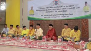 Bupati Tanjab Barat Hadiri Pemberian Gelar Adat Pengurus LAM 