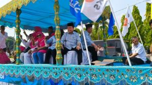 Naiki Mobil Hias Pelaminan Khas Jambi: Haris-Sani Ikuti Deklarasi Pilkada Damai