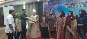 9 IKM Terima Penghargaan Siddhakarya Menaker RI, dan 4 Kepala Daerah di Jambi Terima Lencana 