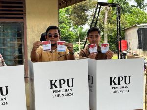 Waka 1 DPRD Provinsi Jambi Ivan Wirata Nyoblos di TPS 03 Pematang Gajah 