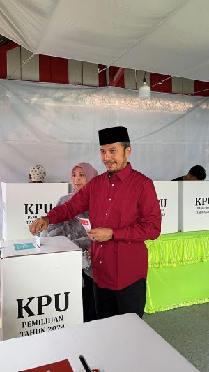 Ketua PDI Perjuangan Provinsi Jambi Edi Purwanto Gunakan Hak Pilih di TPS 6 Kenali Besar
