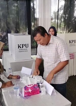 Bersama Istri dan Dua Anaknya, Romi Haryanto Gunakan Hak Pilih di Kelurahan Rano MuaraSabak