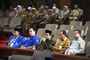 Ketua KPU Iron Hadiri Paripurna Pengumuman  Haris-Sani Sebagai Gubernur dan Wagub Terpilih