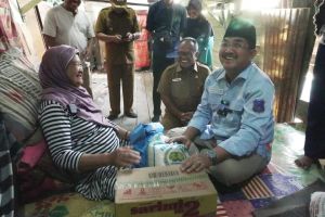 Bupati Tanjab Barat Langsung Tinjau Rumah Nenek Arbaiyah yang Roboh