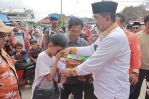 Bupati Anwar Sadat Berikan Bantuan ke Korban Kebakaran di Jalan Harapan Kuala Tungkal