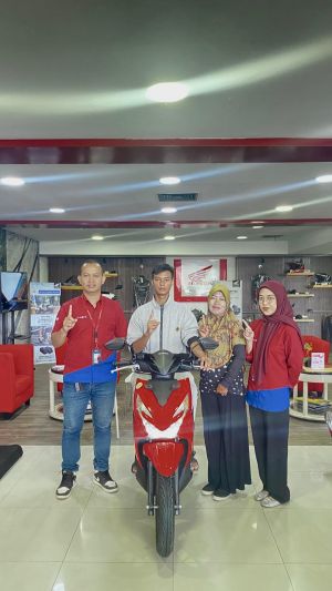 Sinsen Serahkan 1 Unit Sepeda Motor Honda kepada Pemenang Doorprize Honda DBL Jambi Series 2025