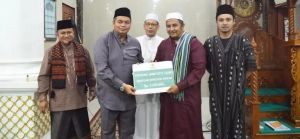 Ketua DPRD Kota Jambi Dampingi Walikota Jambi Serahkan Bantuan Renovasi Masjid