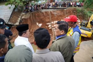 Tinjau Jalinsum Putus di Bungo, Al Haris Desak Pengerjaan Jembatan Bailey Segera Selesai 